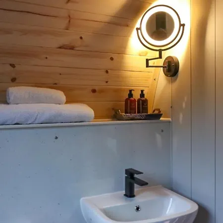דירה Primrose Glamping Pods אינגלטון