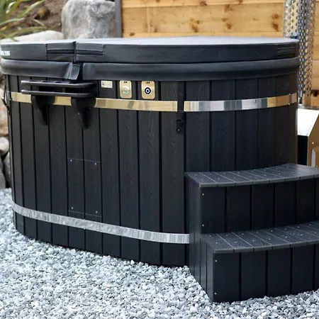 Primrose Glamping Pods * אינגלטון