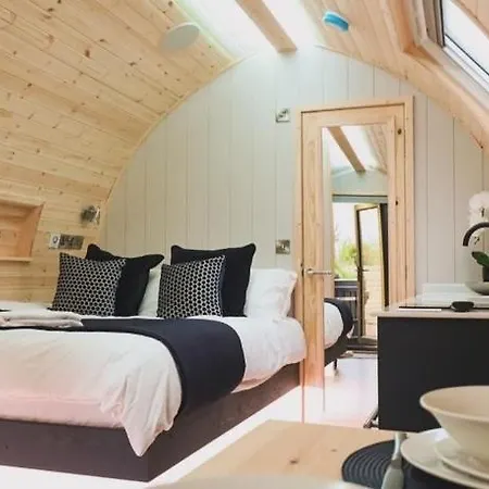 Primrose Glamping Pods אינגלטון