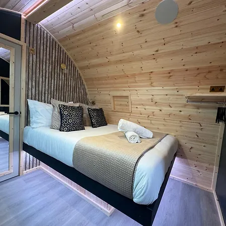 Primrose Glamping Pods אינגלטון