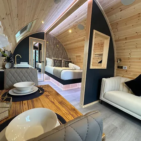 Primrose Glamping Pods * אינגלטון