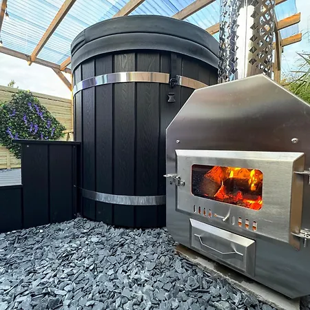 Primrose Glamping Pods אינגלטון