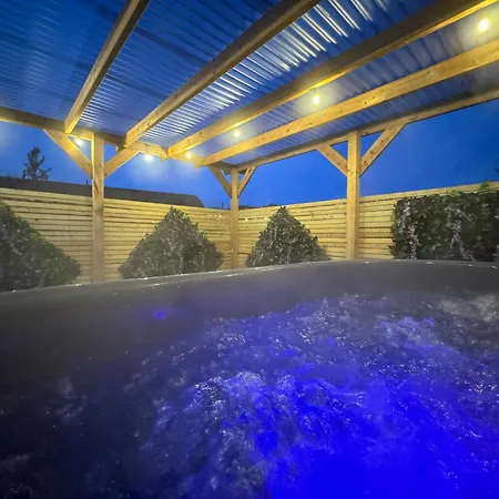 Primrose Glamping Pods דירה אינגלטון