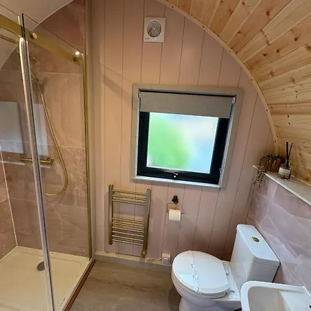 דירה Primrose Glamping Pods אינגלטון