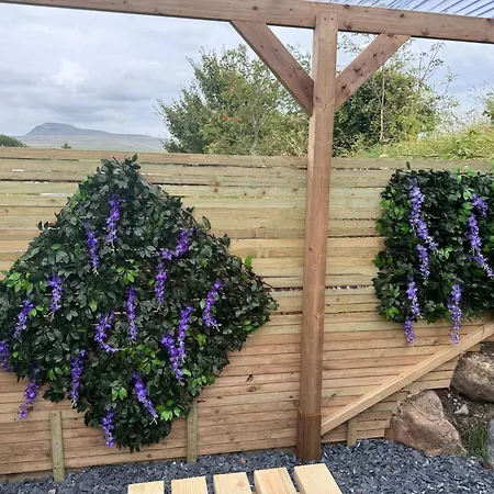 Primrose Glamping Pods * אינגלטון